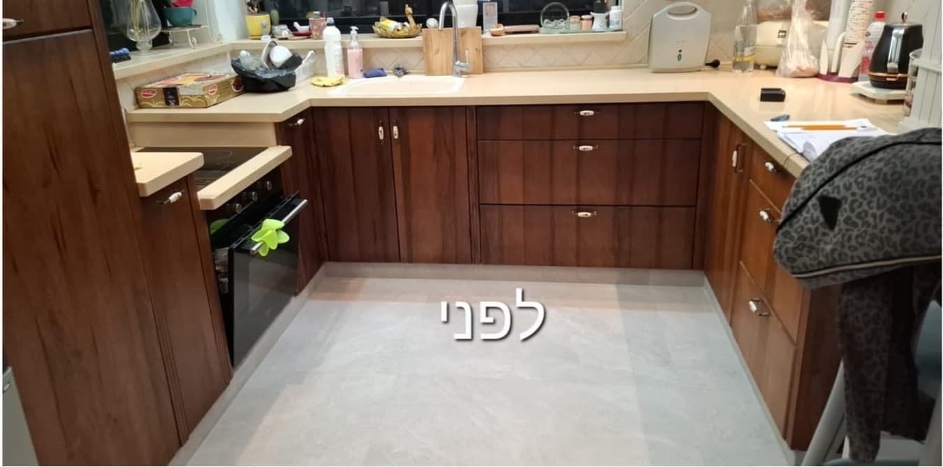 מטבח לפני — חזיתות עץ כהות